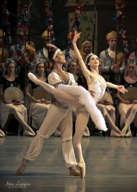 olesya-novikova-as-gamzatti-and-leonid-sarafanov-as-solor-in-la-bayadere-2