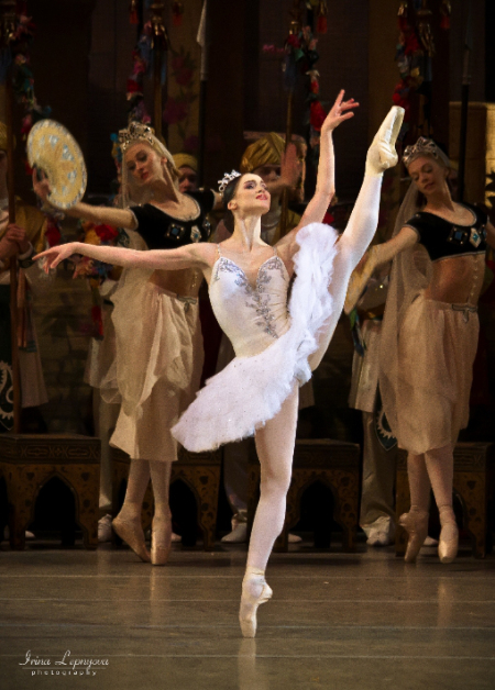 olesya-novikova-as-gamzatti-in-la-bayadere-2